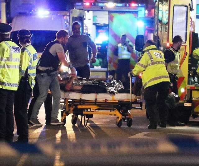 Терористи в фургоні врізалися в пішоходів на Лондонському мосту, після чого напали на людей з ножами на ринку Боро
