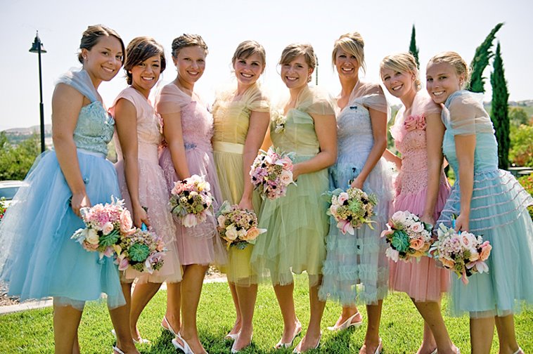 До речі, вибираючи сукню подружки нареченої 2011, можна скористатися   порадами щодо вибору весільної сукні   , Там детально описано для якої фігури який фасон сукні підійде, причому, це стосується не тільки весільного плаття