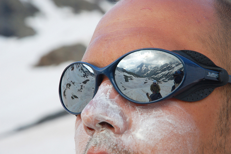 Для походу в гори необхідні спеціальні альпіністські окуляри з високим ступенем захисту від ультрафіолету