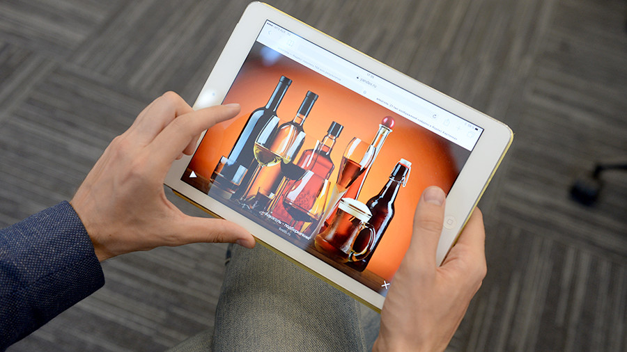 Згідно з внесеними поправками, старт продажів алкоголю в інтернеті запланований на 1 січня 2019 року, повідомляють «   Відомості   »