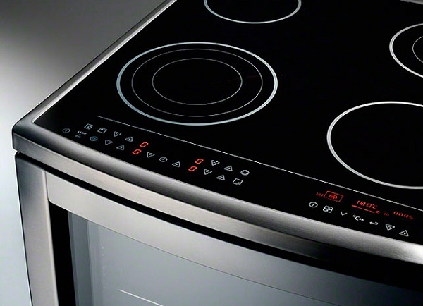 Класичні кухонні плити діляться на повнорозмірні і вузькі, природно, чим менше ширина пристрою, тим менше зон нагріву на конфорка