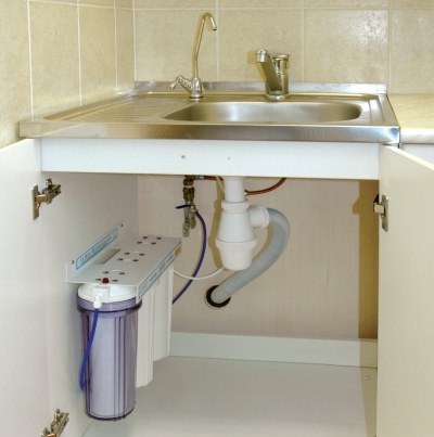 Залежно від кількості ступенів і особливостей конструкції пристрою для очищення води можуть відрізнятися розмірами, проте, практично кожна модель поміщається в простір під мийкою