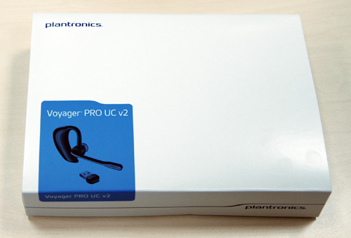 Упаковка гарнітури виконана дуже просто і витончено - тонка біла коробка з логотипом Plantronics і невеликий синьою наклейкою з фотографією і назвою системи
