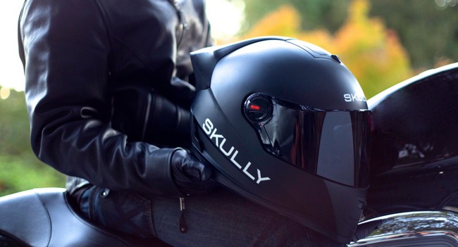 Насправді, творці мотоциклетного шолома Skully AR-1 (Augmented Reality) не використовують окуляри Google, але так найпростіше описати принцип роботи даного засоби індивідуального захисту мотоцикліста